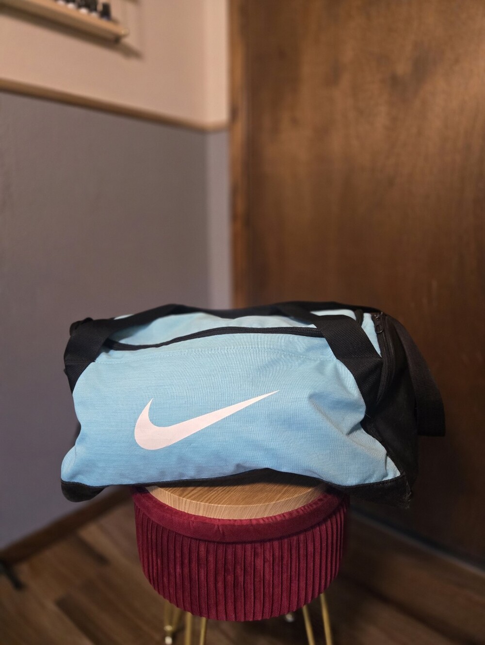 Nike Teal and Black Large Gym Duffel Bag Pockets Goid Used Condition